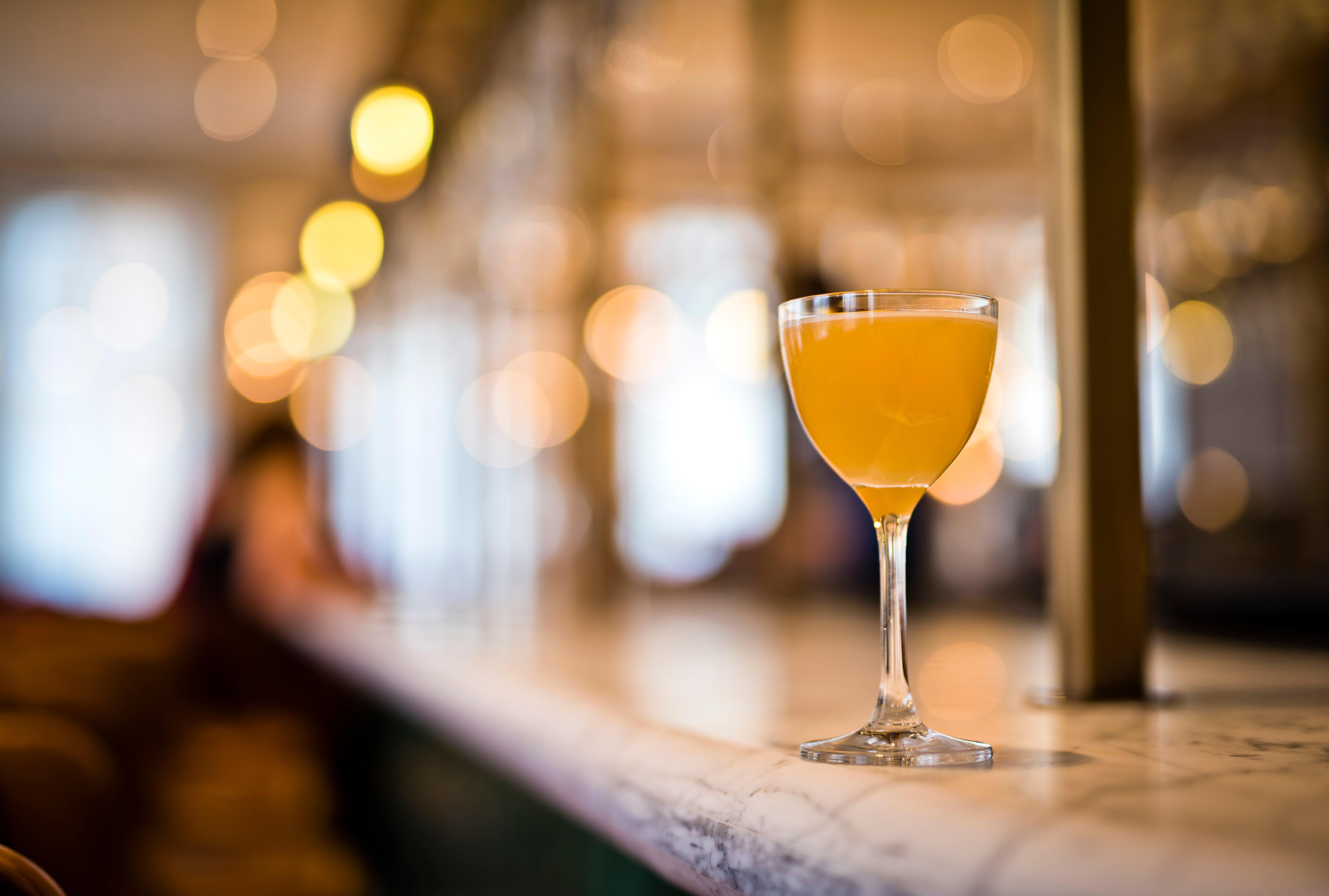 킴튼 블리스우드 스퀘어 호텔 글라스고 외부 사진 A glass of orange wine