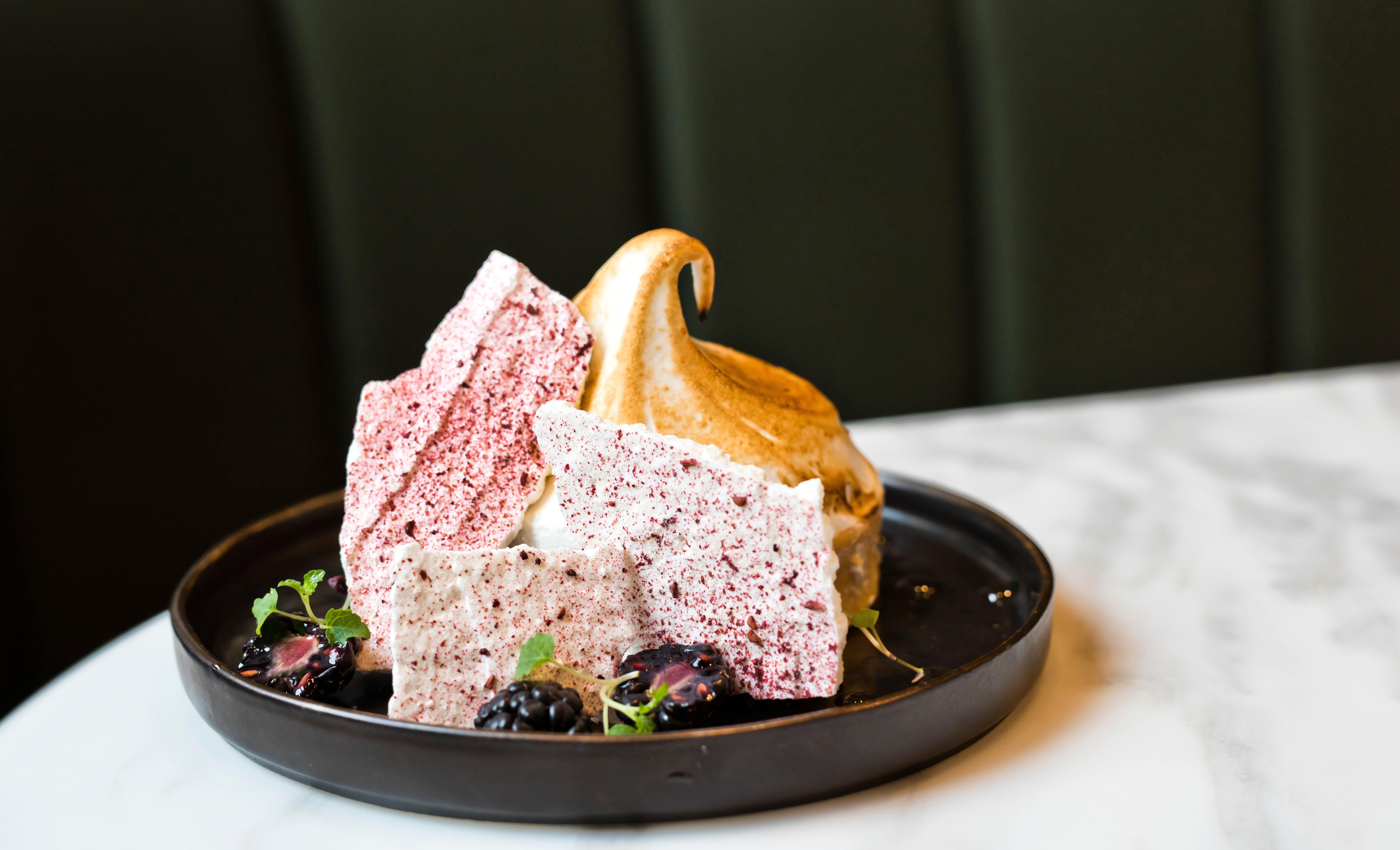 킴튼 블리스우드 스퀘어 호텔 글라스고 외부 사진 A slice of blueberry meringue cake