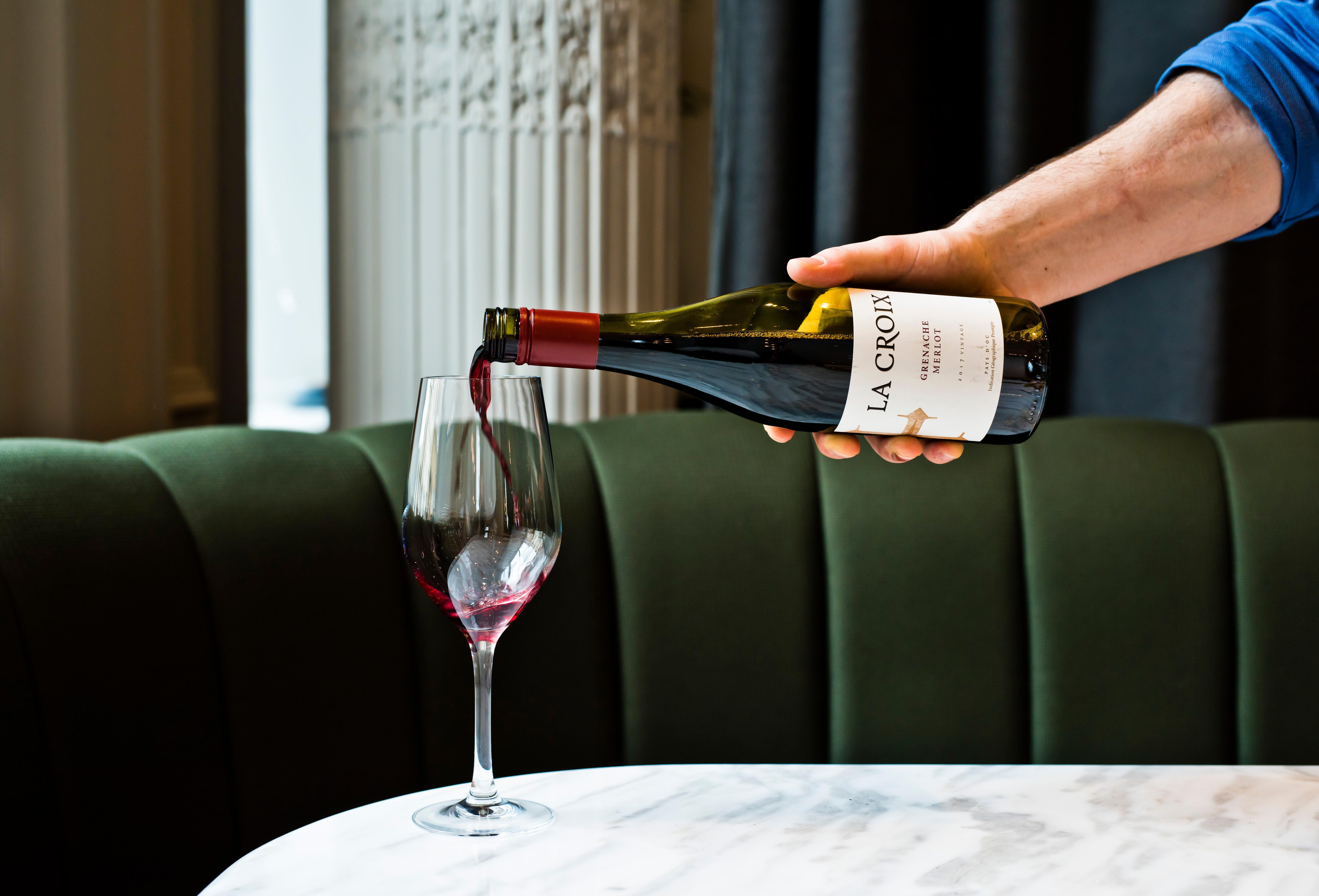킴튼 블리스우드 스퀘어 호텔 글라스고 외부 사진 Wine being poured