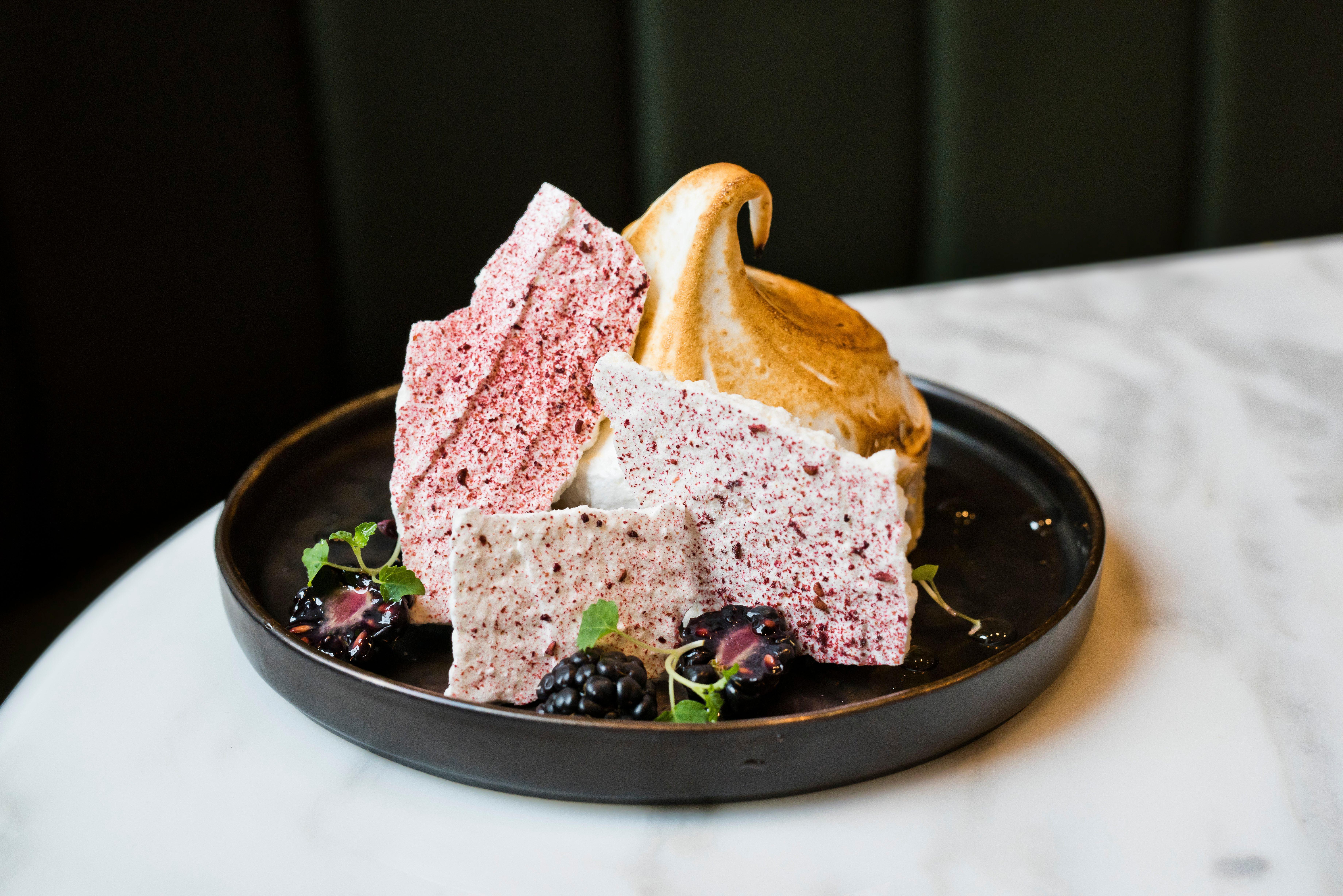 킴튼 블리스우드 스퀘어 호텔 글라스고 외부 사진 A blueberry meringue dessert