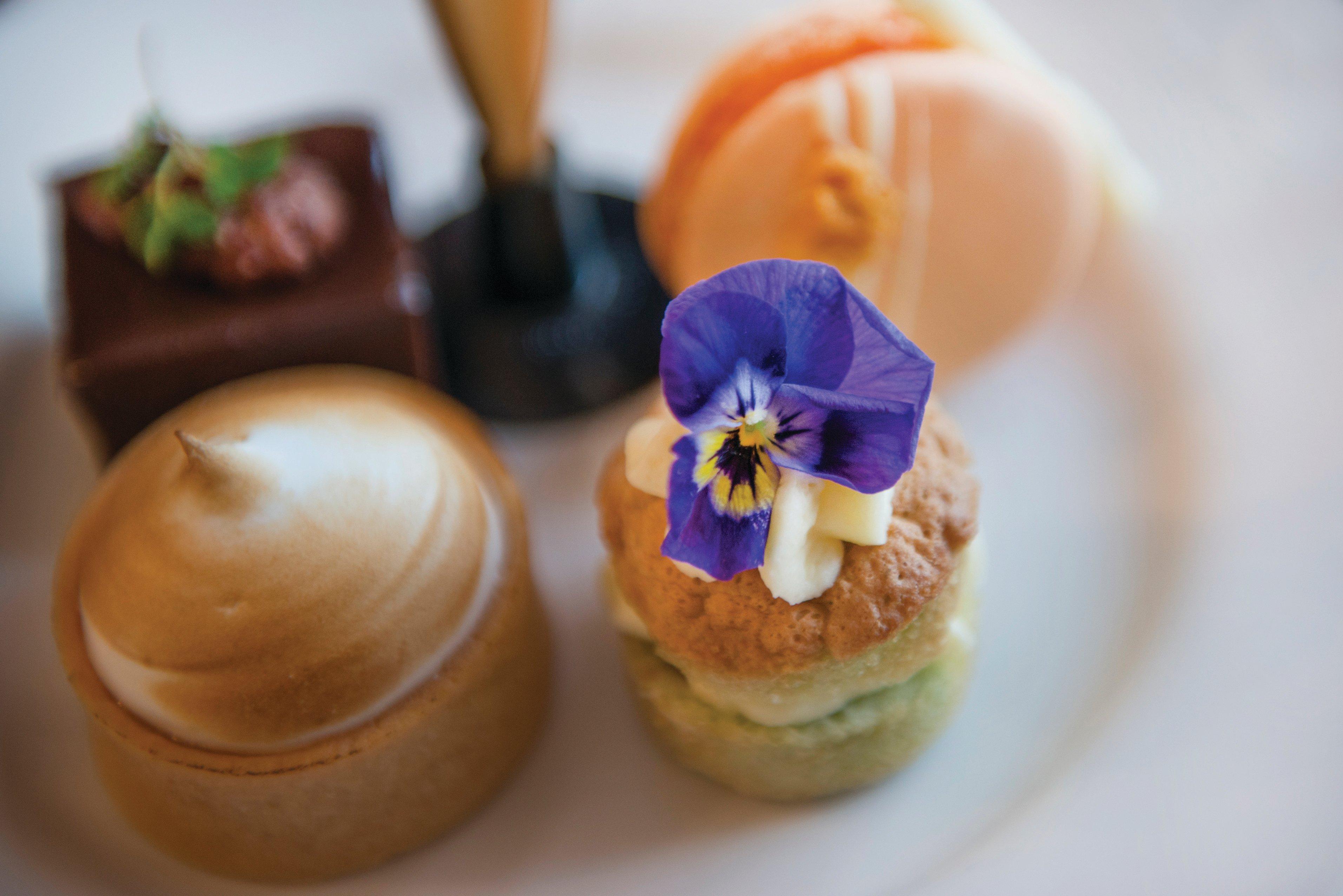 킴튼 블리스우드 스퀘어 호텔 글라스고 외부 사진 A selection of petits fours