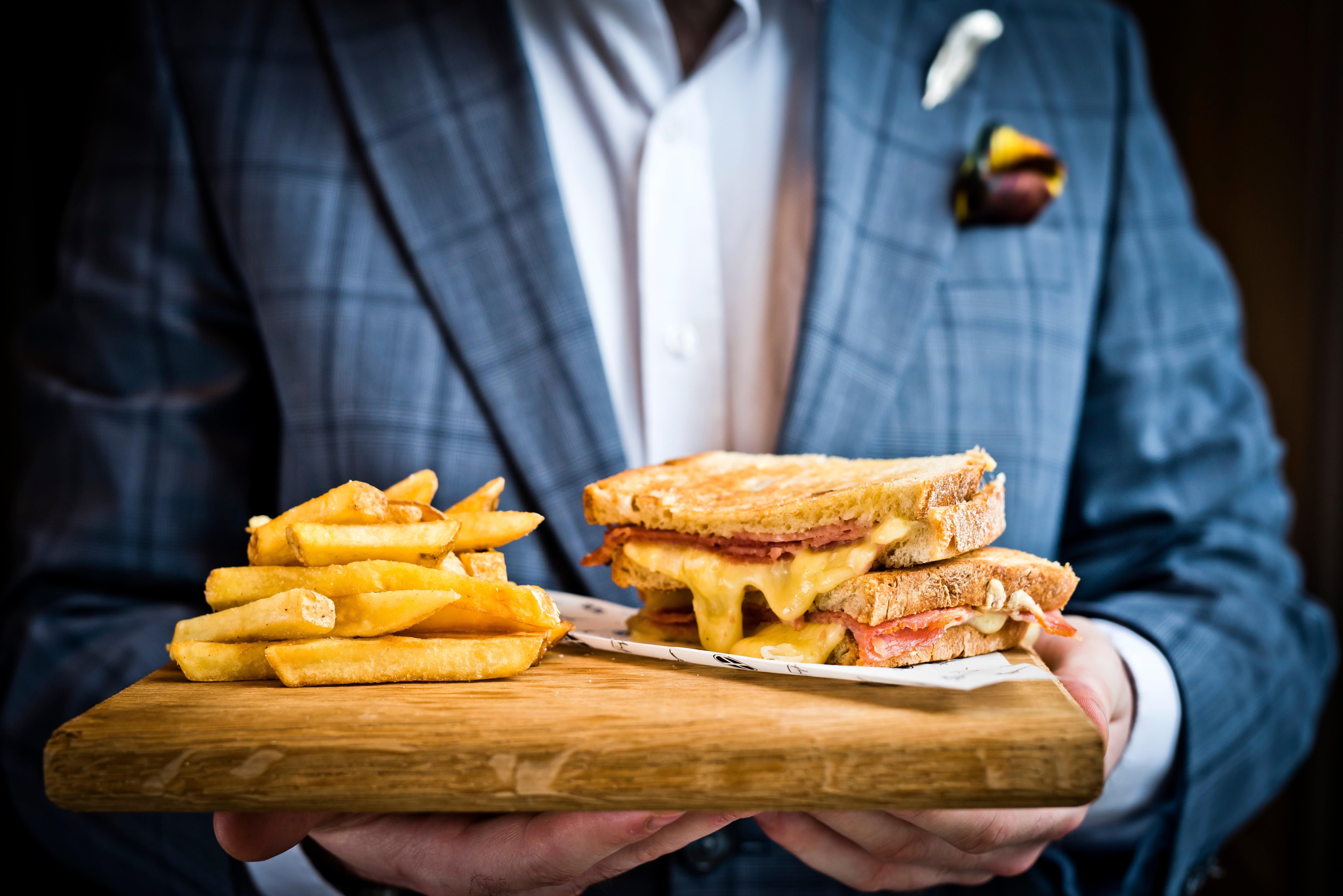 킴튼 블리스우드 스퀘어 호텔 글라스고 외부 사진 A toasted ham and cheese sandwich with chips