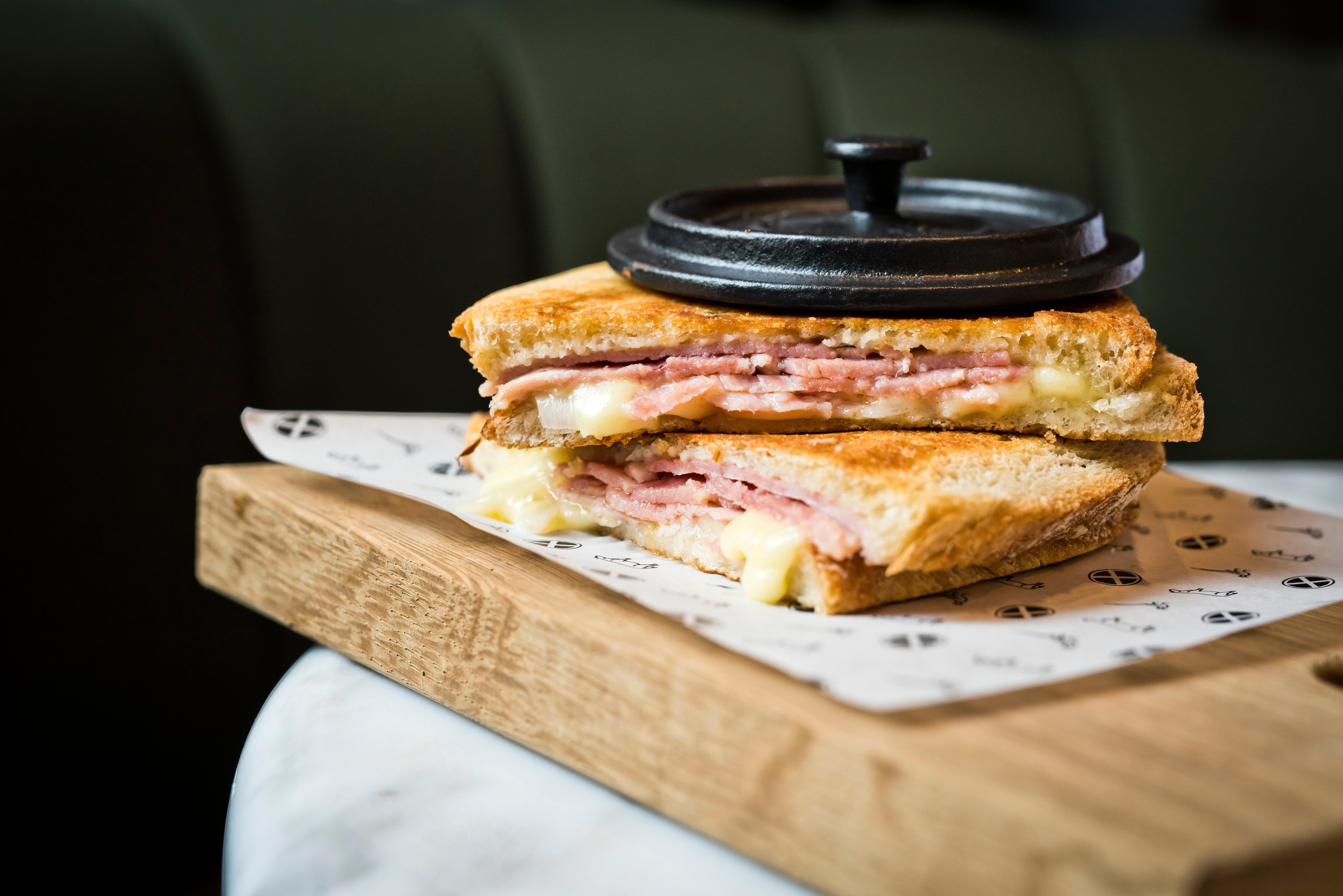 킴튼 블리스우드 스퀘어 호텔 글라스고 외부 사진 A ham and cheese sandwich