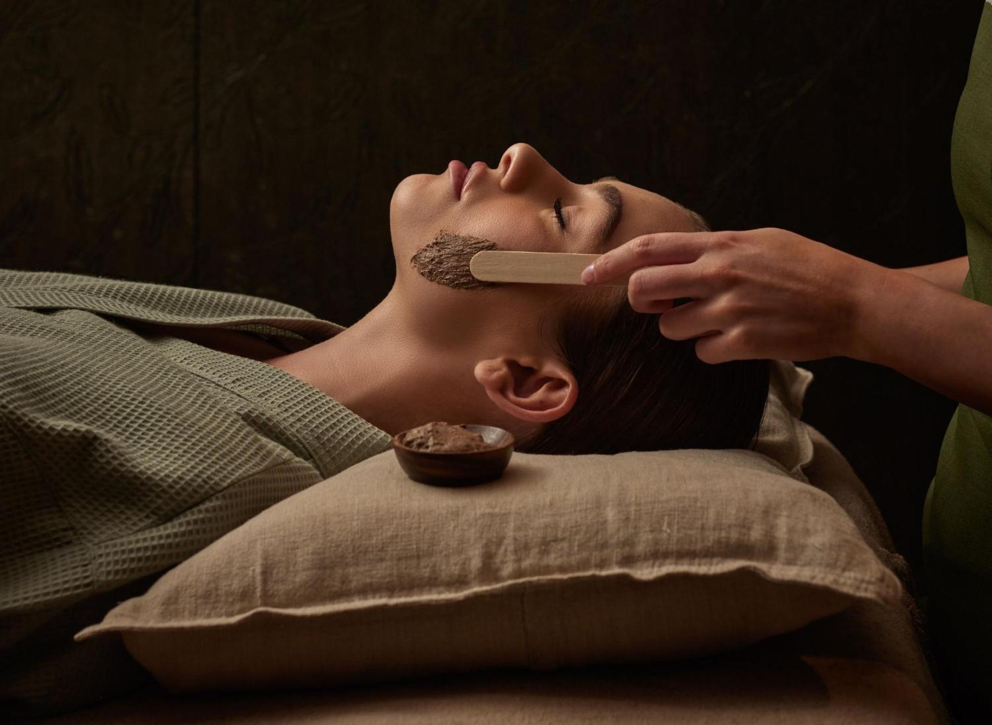 킴튼 블리스우드 스퀘어 호텔 글라스고 외부 사진 A woman receiving a facial treatment
