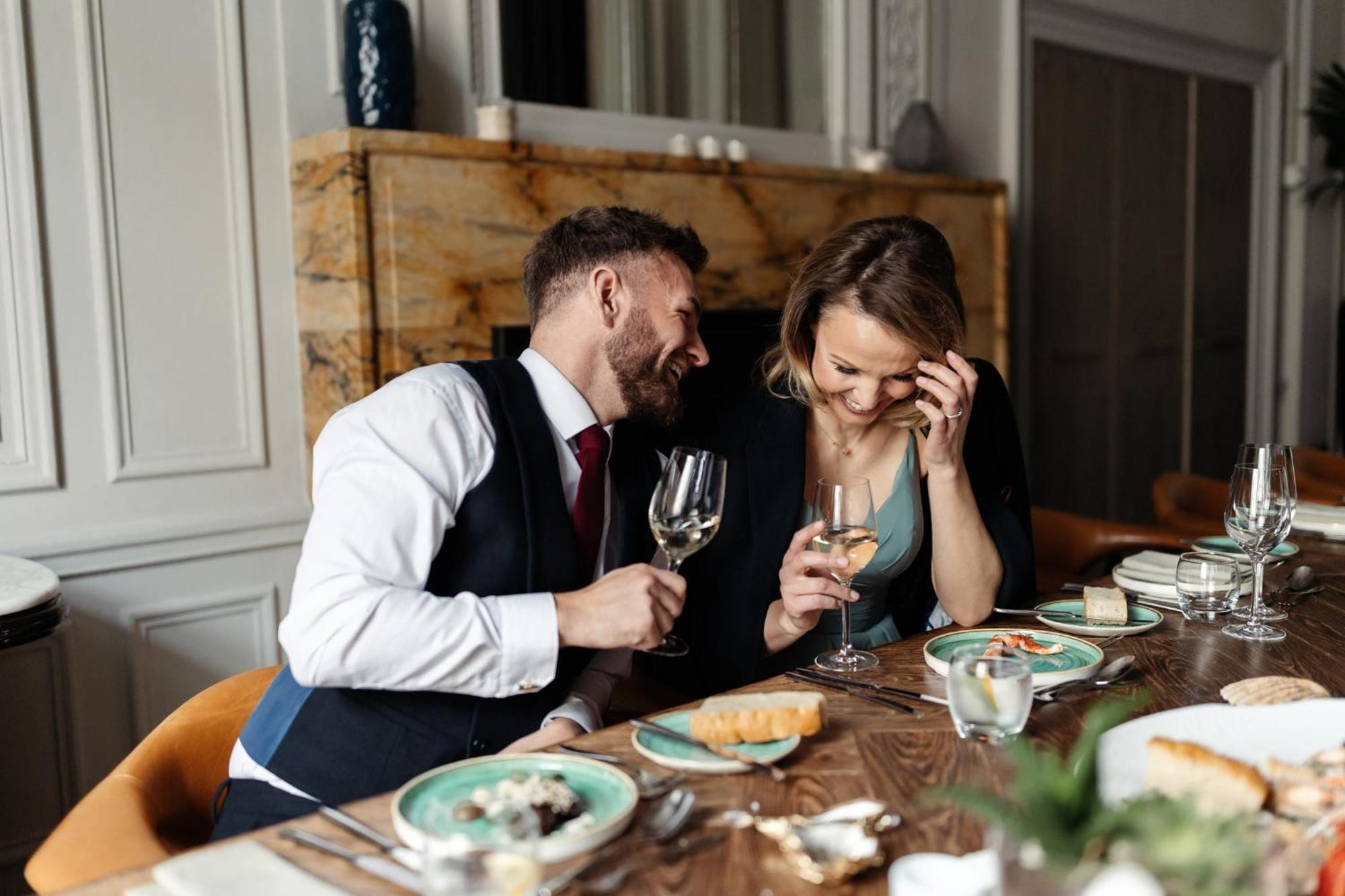 킴튼 블리스우드 스퀘어 호텔 글라스고 외부 사진 A couple at a dinner party