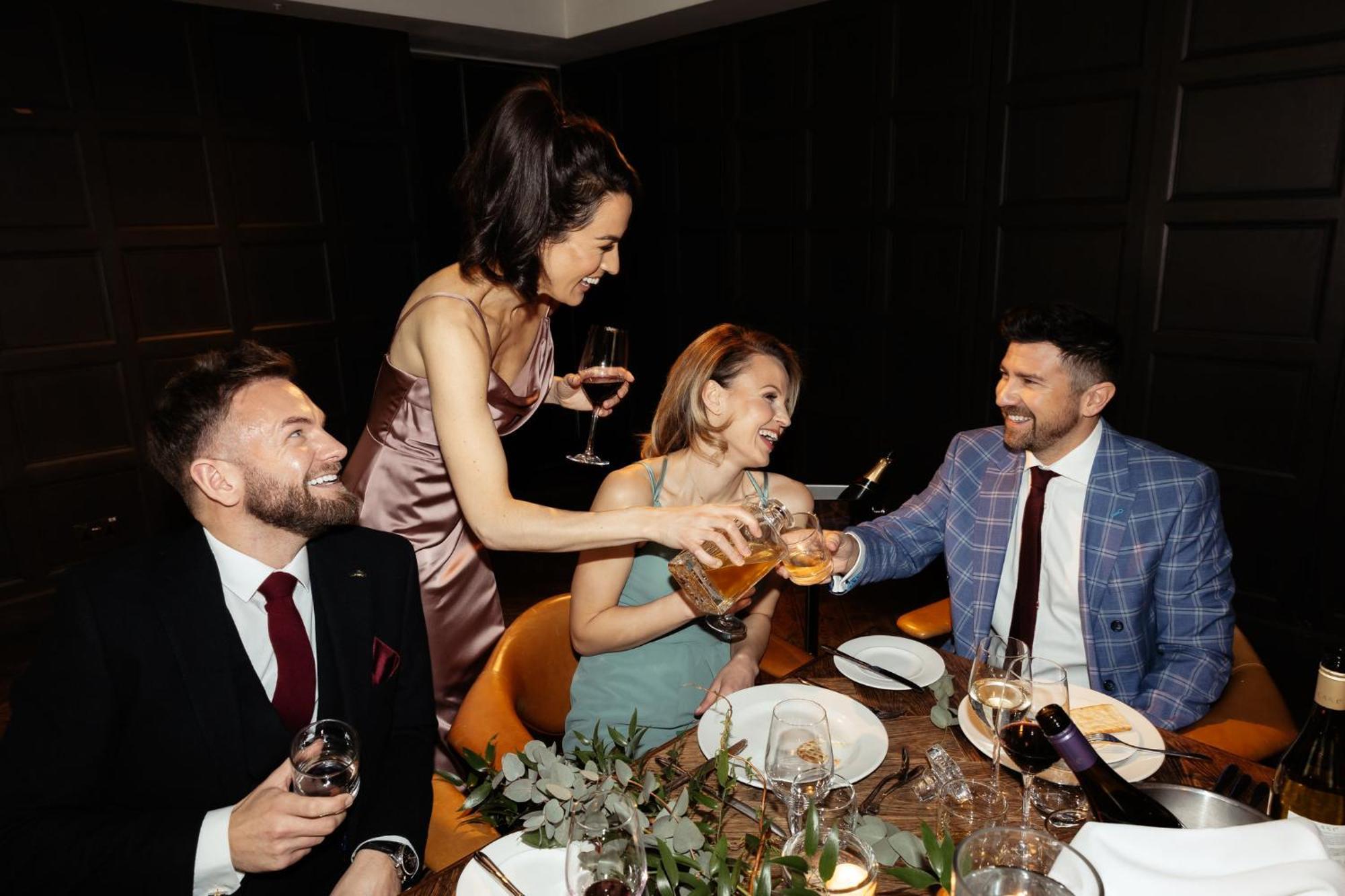 킴튼 블리스우드 스퀘어 호텔 글라스고 외부 사진 A group of people dining together